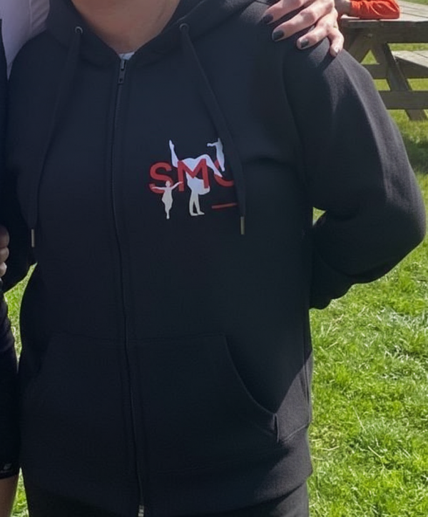 Pull à capuche rouge/noir zippé avec logo du Club – Image 2